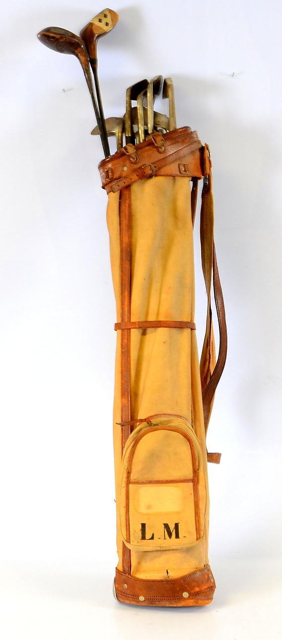 GOLFKLUBBOR, 12 klubbor, äldre, med bag.