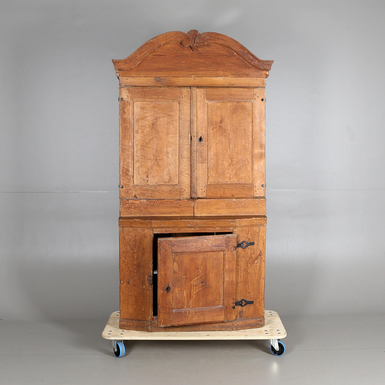 ALLMOGESKÅP, trä, 17/1800-tal.