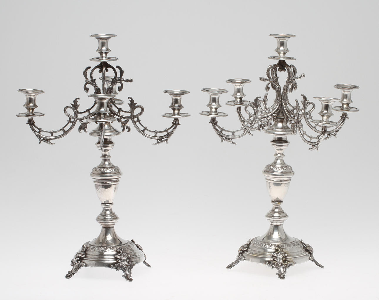 KANDELABRAR, 1 par, nysilver, för 5 ljus. Daterade 1918.