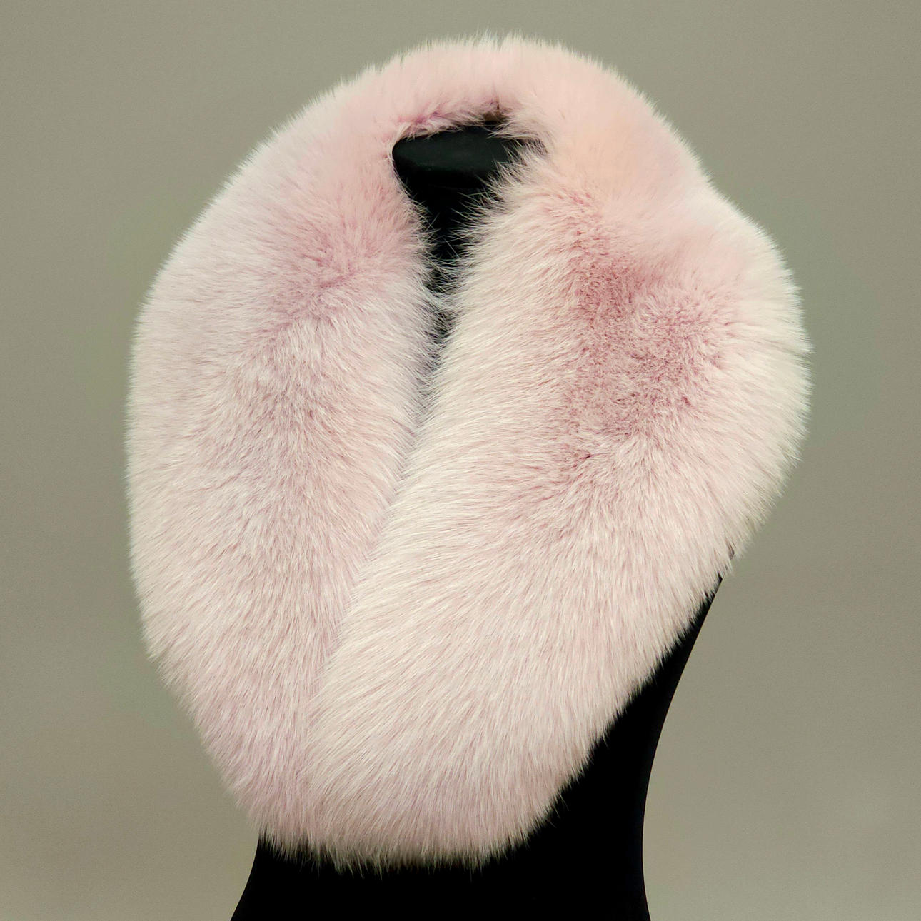 CUELLO DE ZORRO ROSA PÁLIDO.