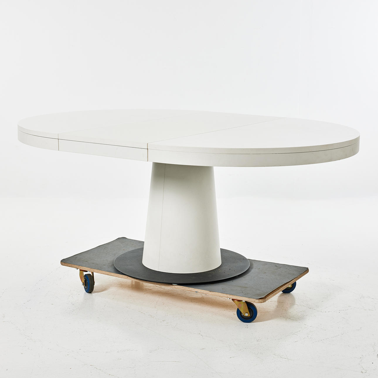 MESA DE COMEDOR, BoConcept, laminada en blanco, sobre base de pilar.
