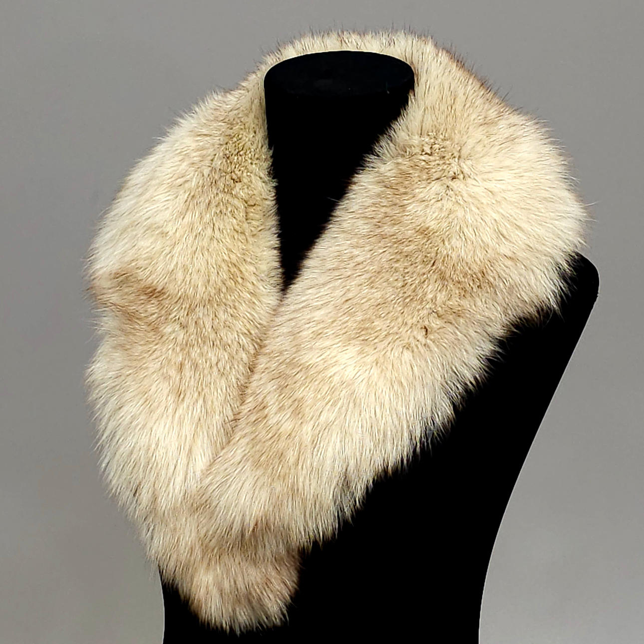 RÄVKRAGE I NYANSER AV BEIGE.