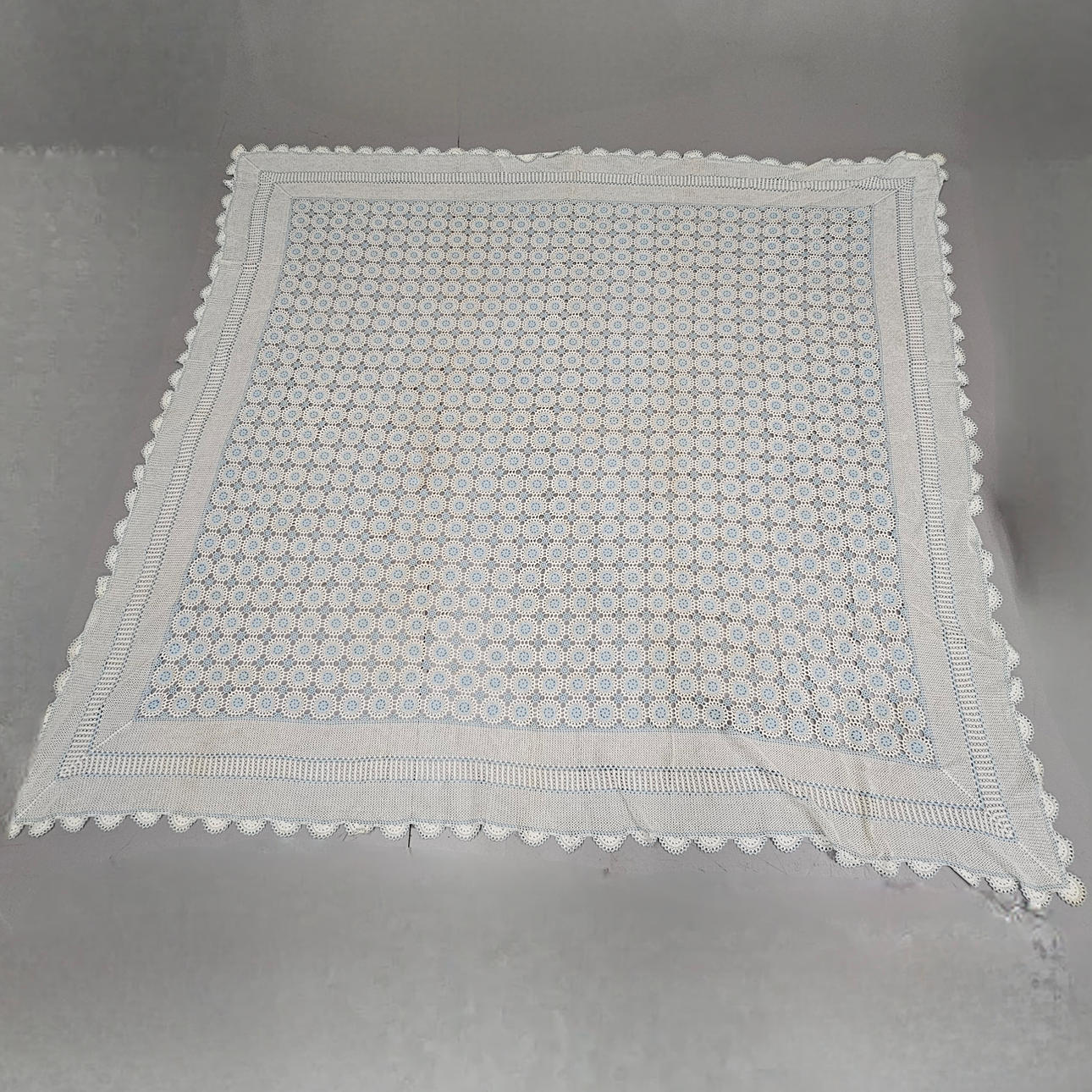 TOFARVET HÆKLET DYNE.