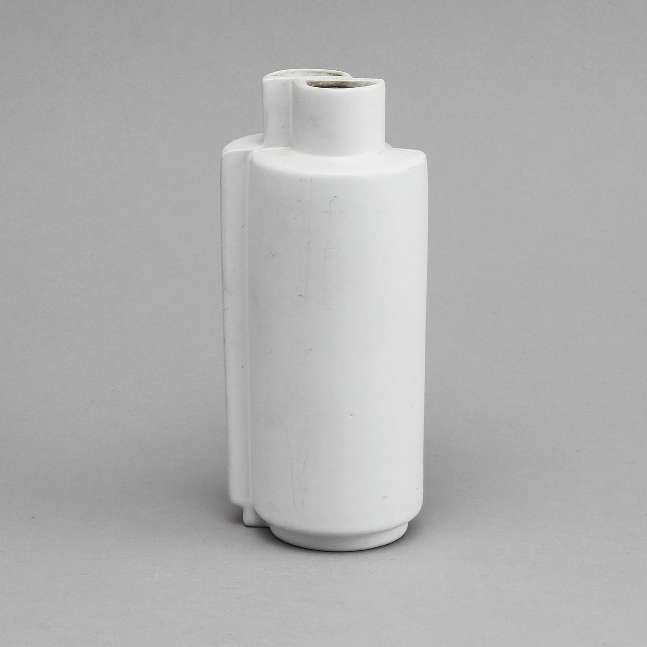 VAS "SURREA", stengods med vit carraraglasyr. Wilhelm Kåge, Gustavsberg.