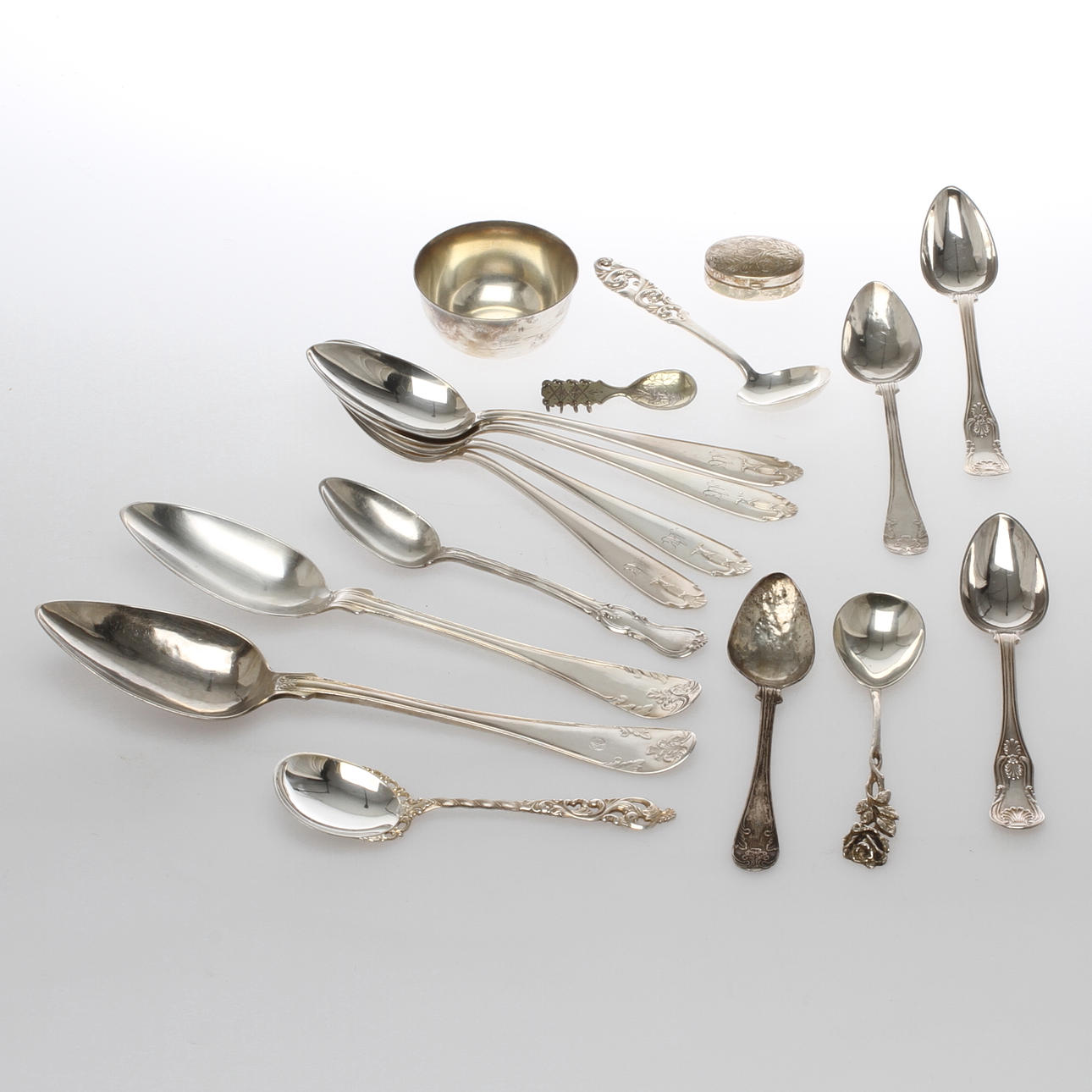 PARTI SILVER, 17 delar, mestadels skedar, 18 & 1900-tal.