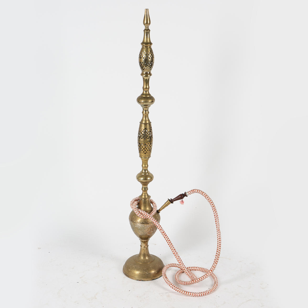 A LARGE 20TH CENTURY FLOOR STANDING MIDDLE EASTERN BRASS HOOKAH PIPE.