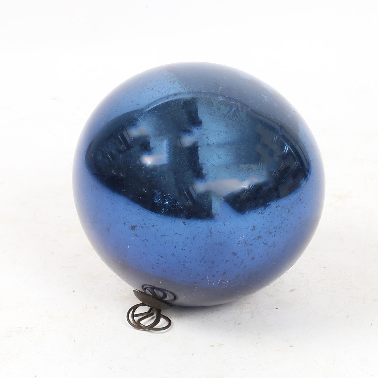 A LATE 19TH/20TH CENTURY WITCHES BALL.