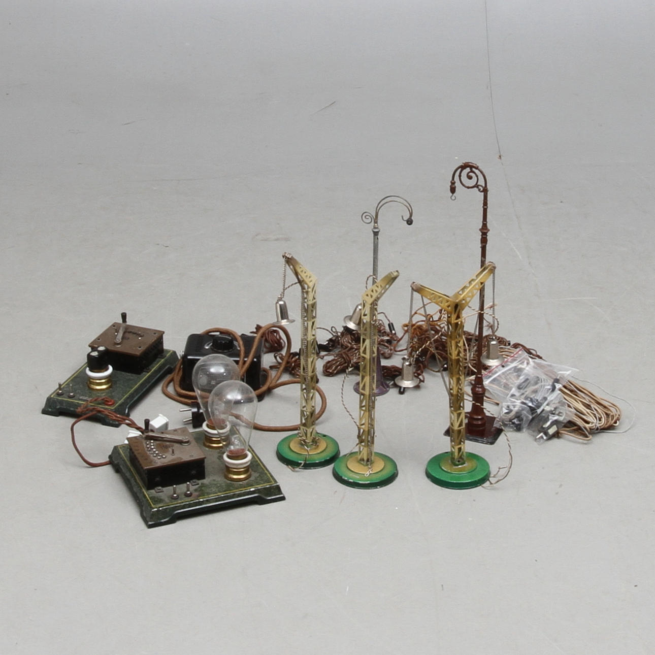 BING med flera. 2 Körreglage, trafo, lampor med mera. Skala noll.