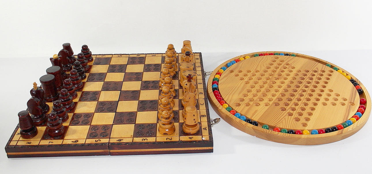 SPEL, schack och fia i trä.