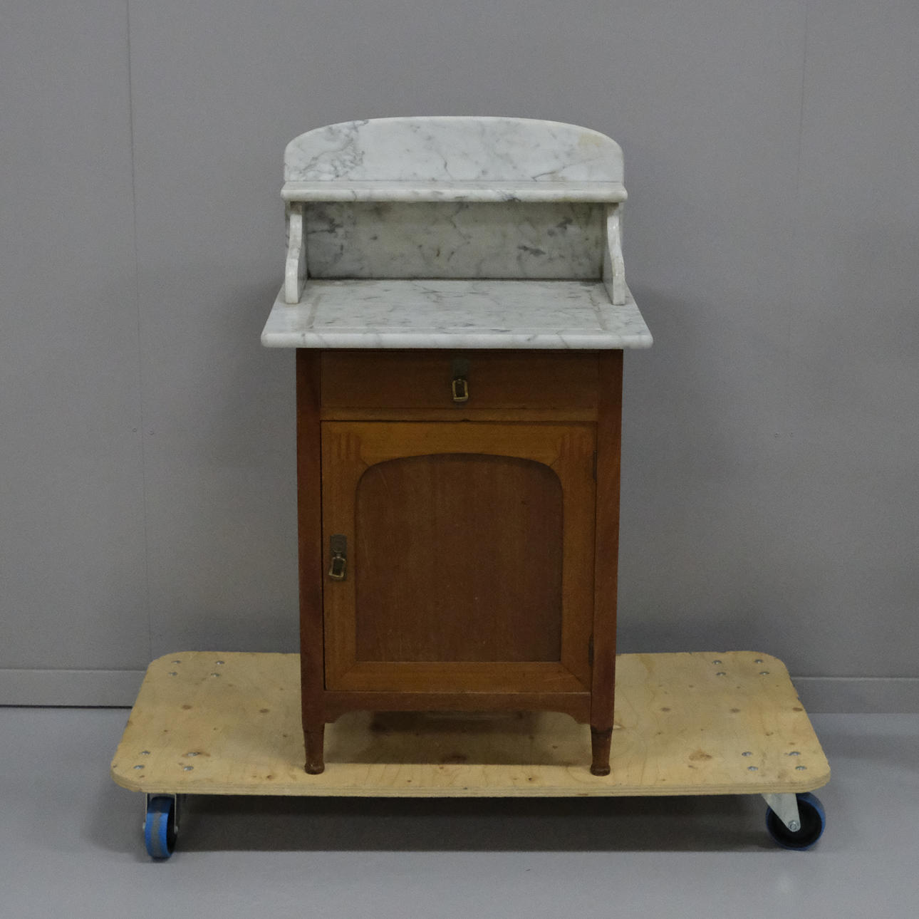 LAVOAR MED STENSKIVA, JUGEND.