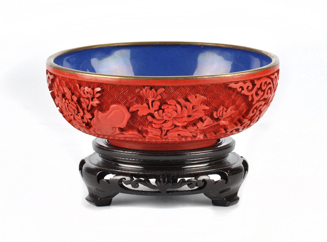 CHINA, 20. JAHRHUNDERT. Emaljerad röd lackskål på piedestal.