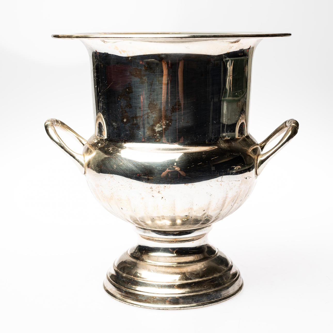 VIININJÄÄHDYTIN, valkoinen metalli.