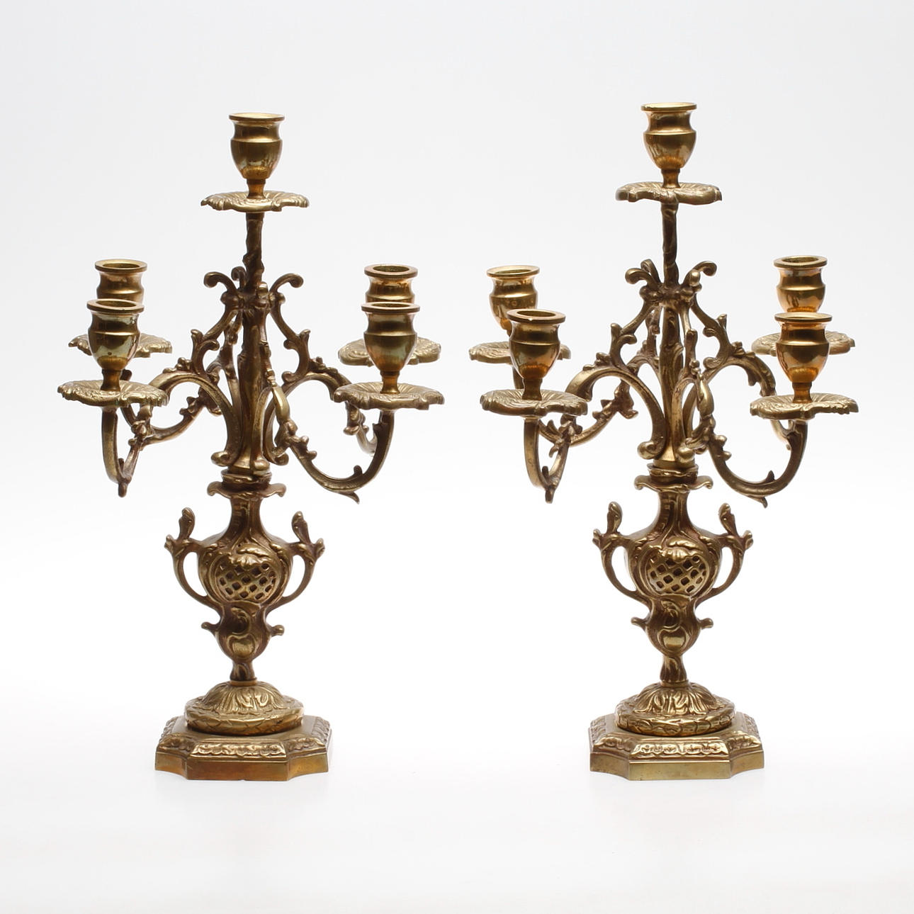 KANDELABRAR, ett par, gjuten mässing, 1900-tal.