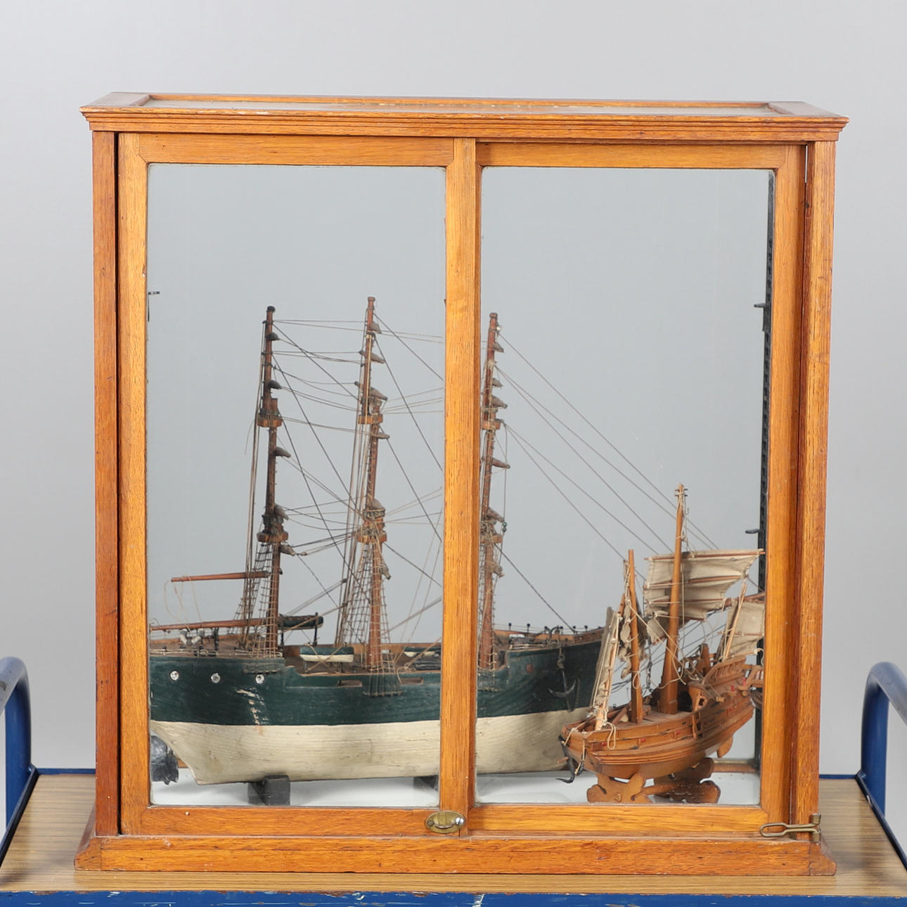 SCHIFFSMODELLE AUS HOLZ UND VITRINE AUS EICHENHOLZ.