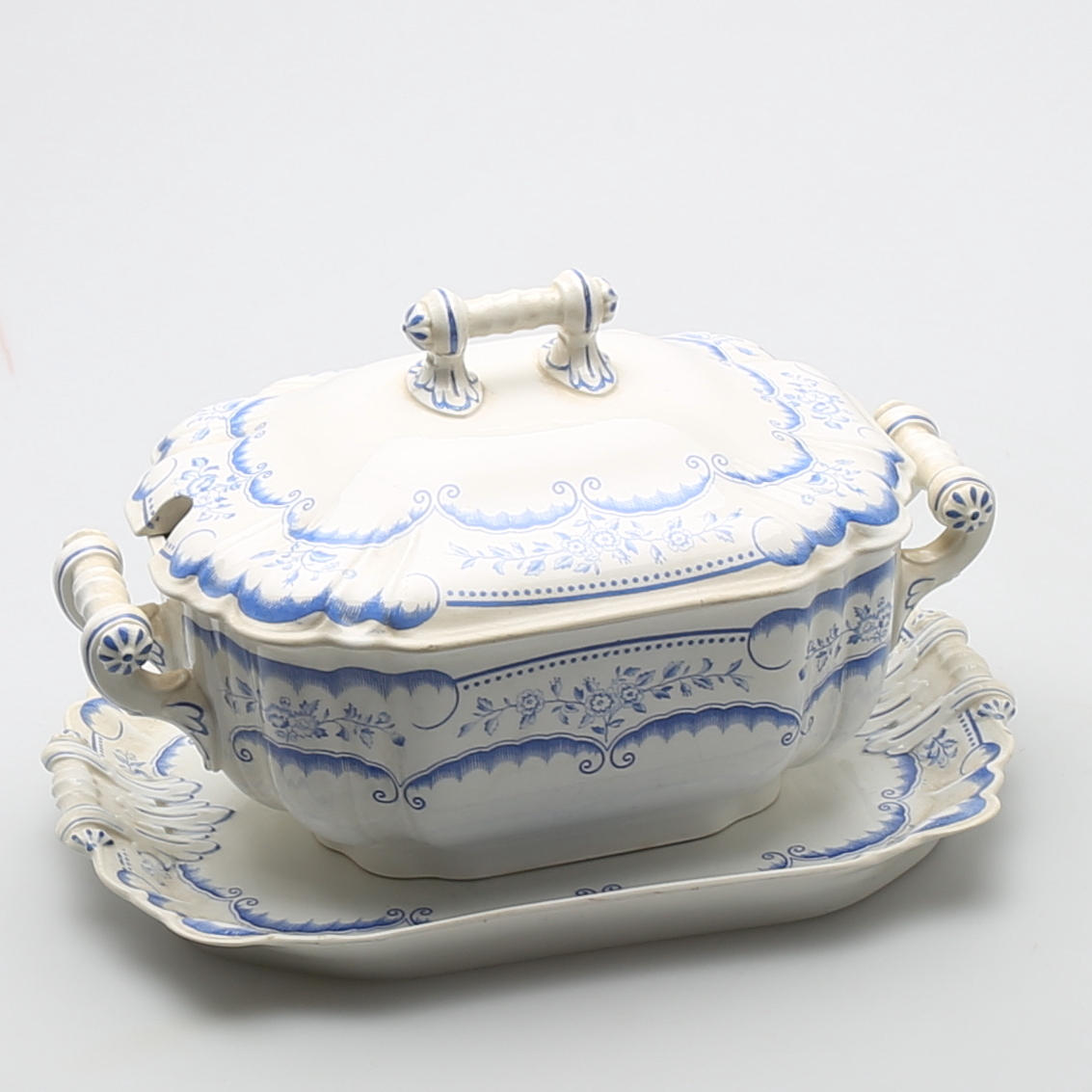 SOPPTERRIN med tillhörande fat, 3 delar, flintgods, serien Rococo (1892-1930), Gustavsberg.