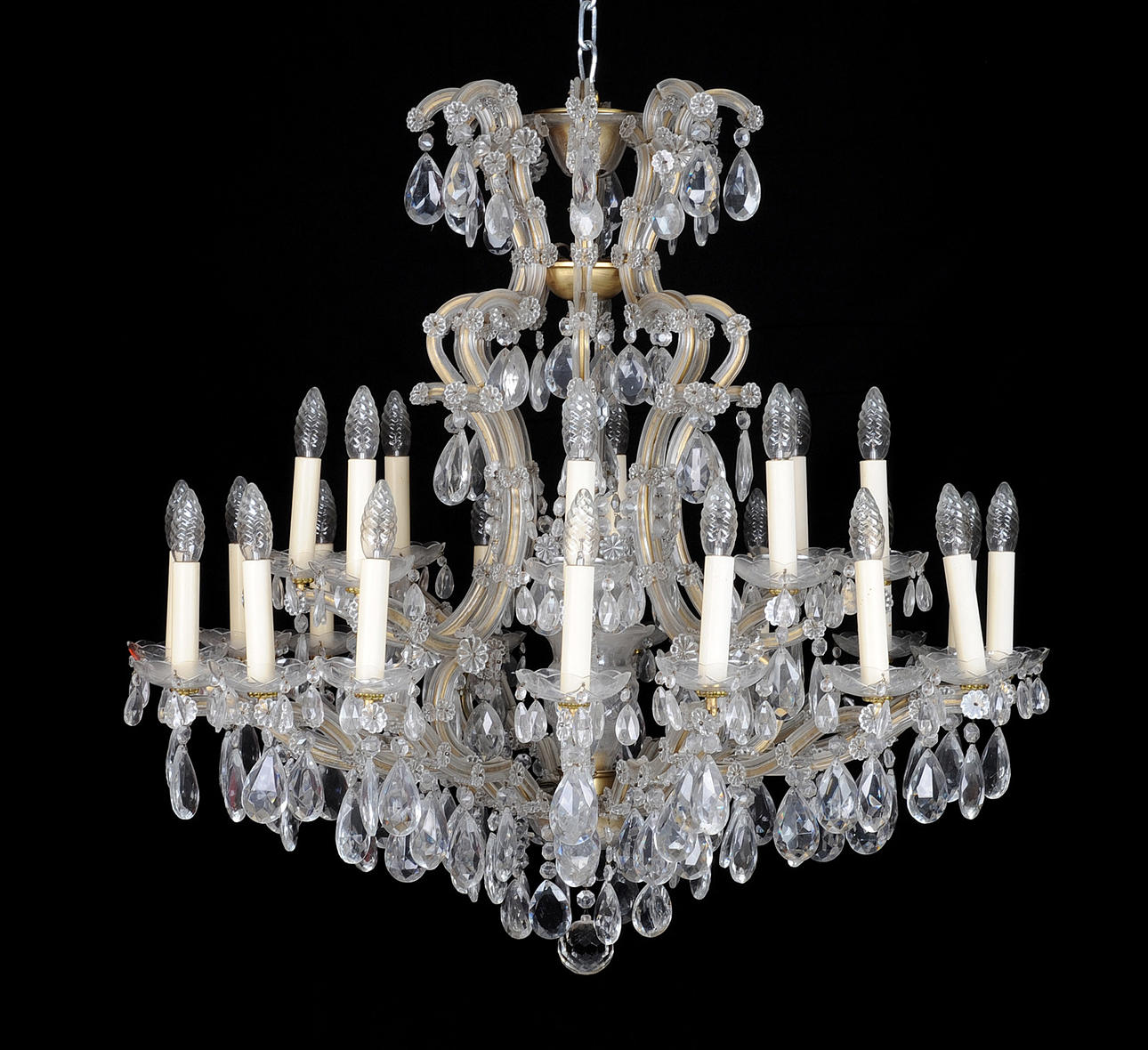 24 FLAMES KRISTALLKRONA/LJUSKRONA. 90 x 90 centimeter, >= 50 kg.