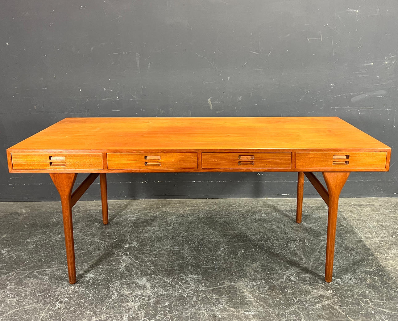 NANNA DITZEL. SKRIVEBORD TIL SØREN WILLADSEN.