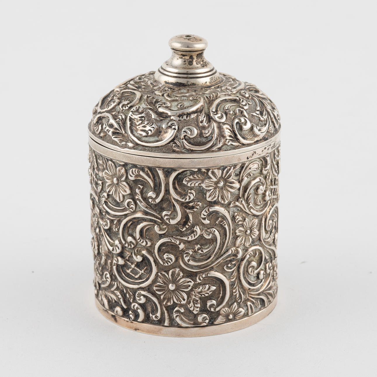 A silver box by Henry Matthews, Birmingham, 1901.
