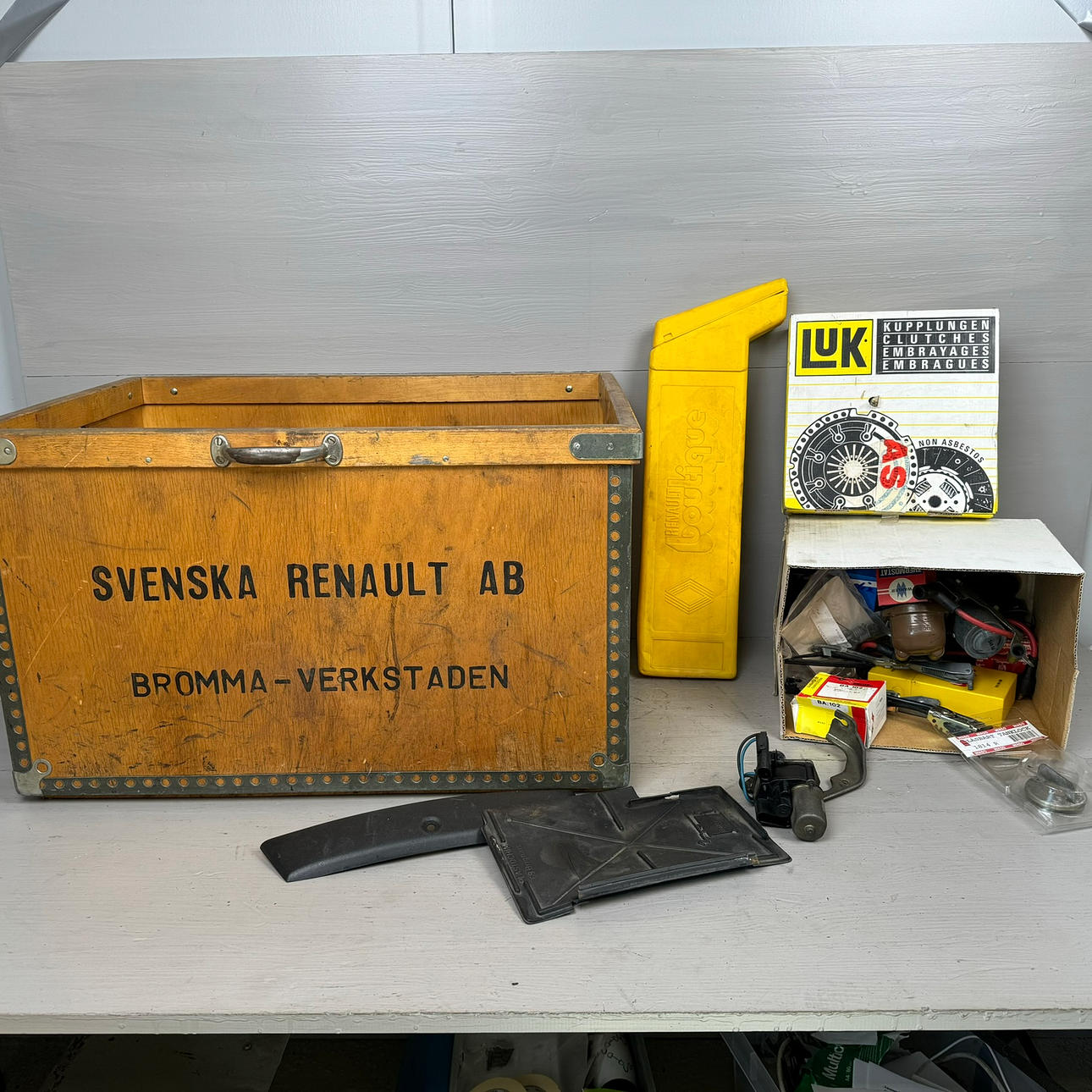 RENAULT, stort parti reservdelar, 1900-talets andra hälft.