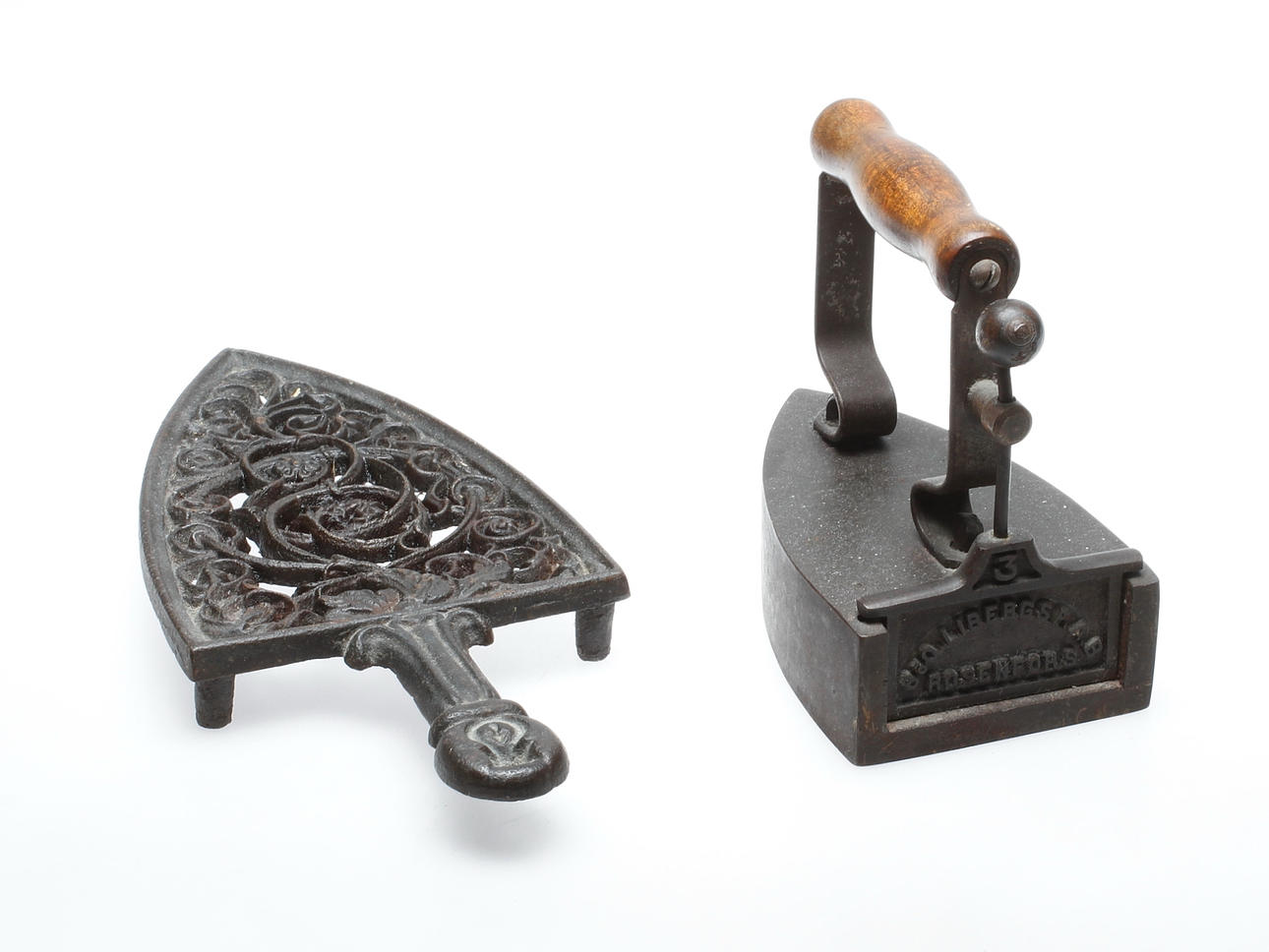 STRYKJÄRN, märkt Libergs, Rosenfors samt STRYKJÄRNSUNDERLÄGG, gjutgods.