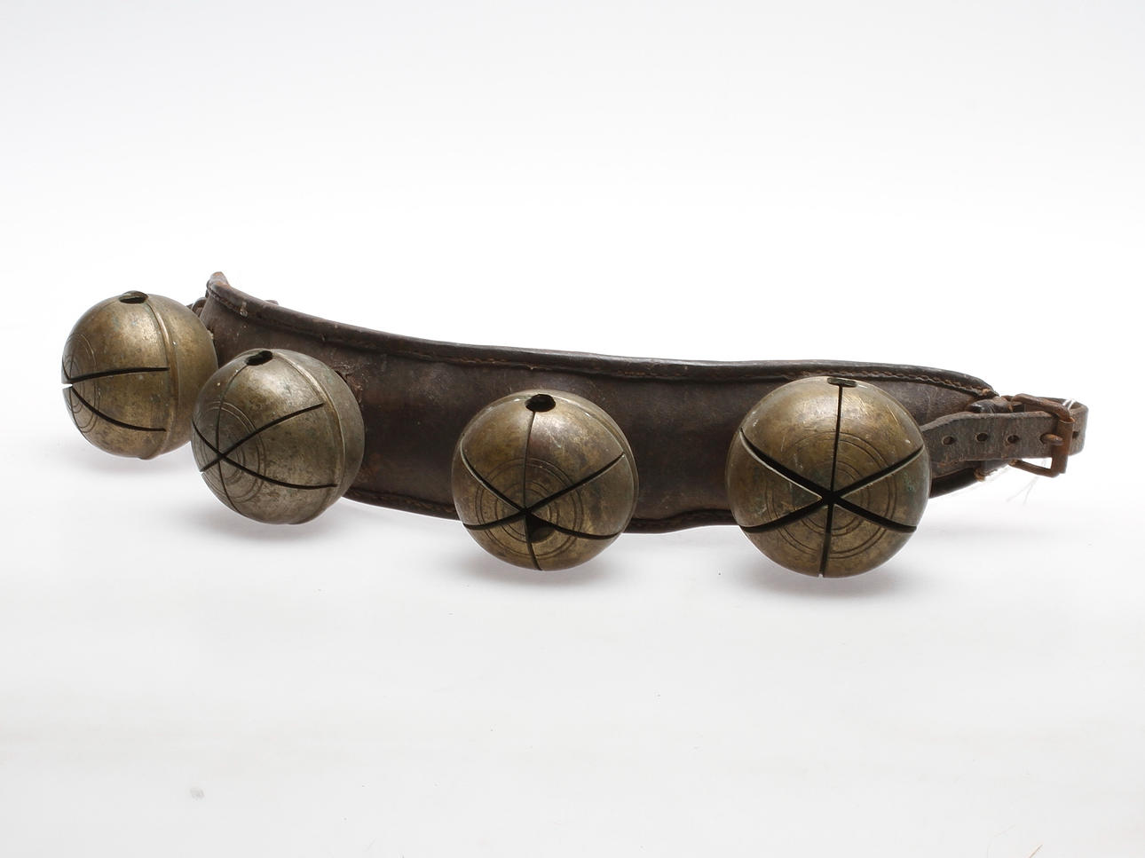 BJÄLLERKRANS, 4 st bjällror, 1900-talets början.