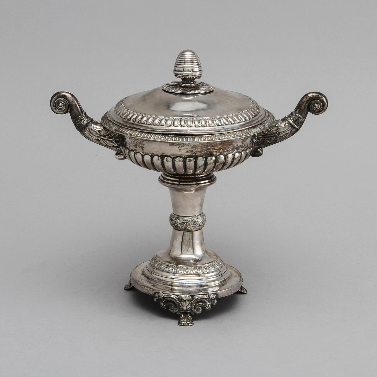 UPPSATSSKÅL med LOCK, silver, empir, Lars Löfgren, Hudiksvall, 1833. Vikt 446 g.