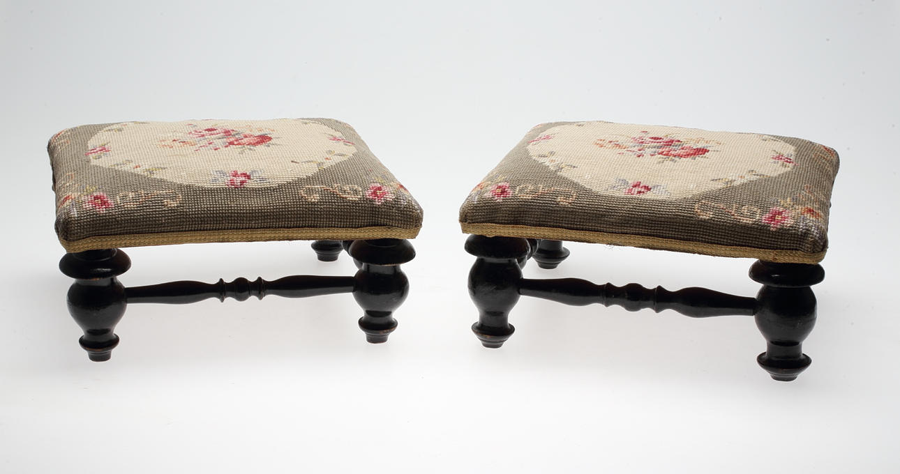 FOTPALLAR, 1 par, broderade klädslar, 18/1900-tal.