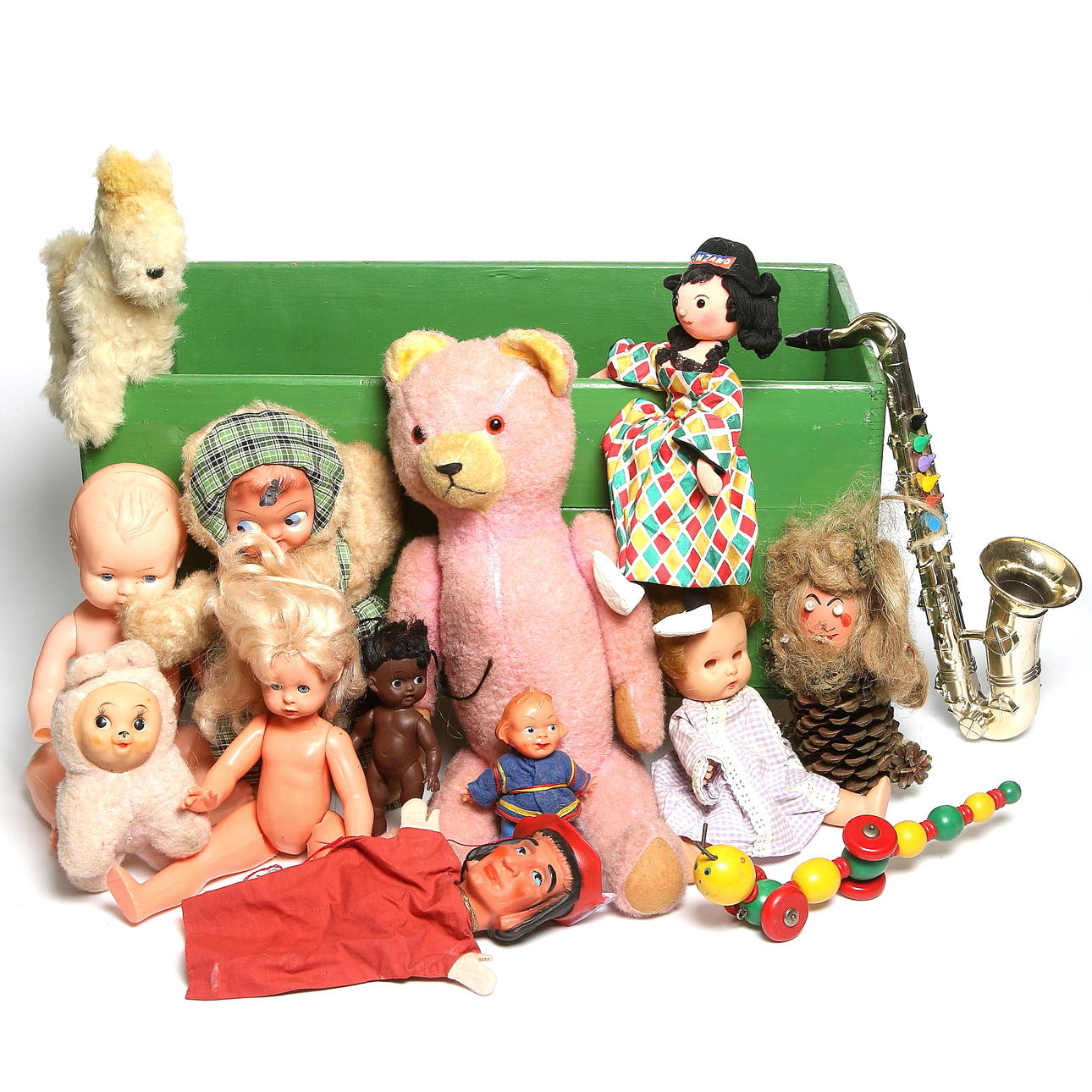 DOCKOR, NALLAR och LEKSAKER i trälåda. 1900-talets mitt.