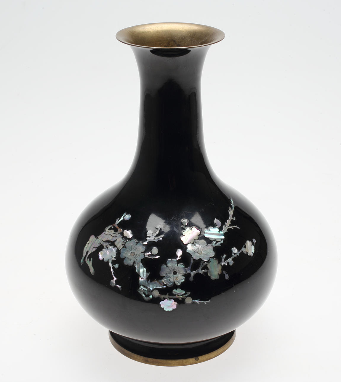 MÄSSINGSVAS, pärlemor och lack, Korea, 1900-tal.