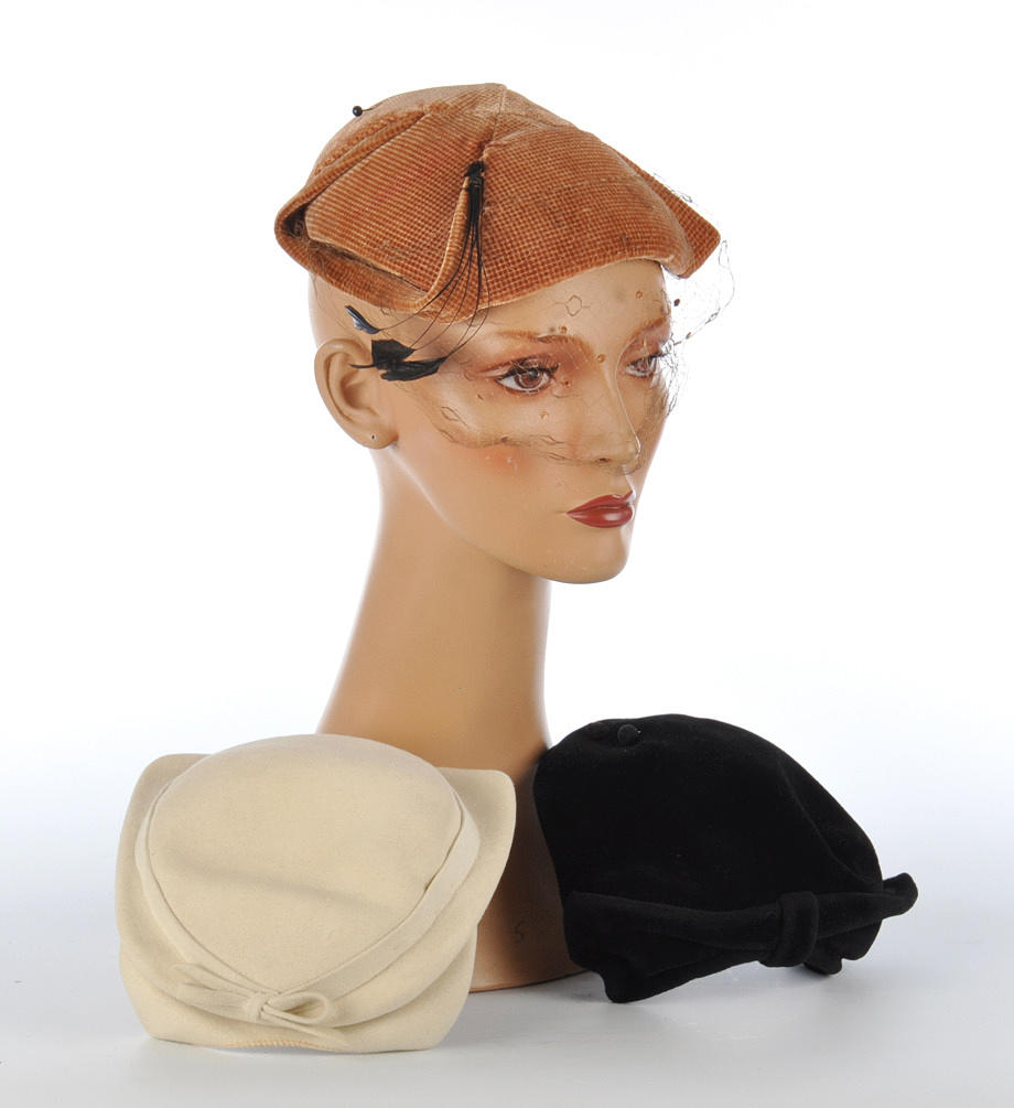 3 DAMENKAPPEN. Parti tre kepsar från 1970-talet.