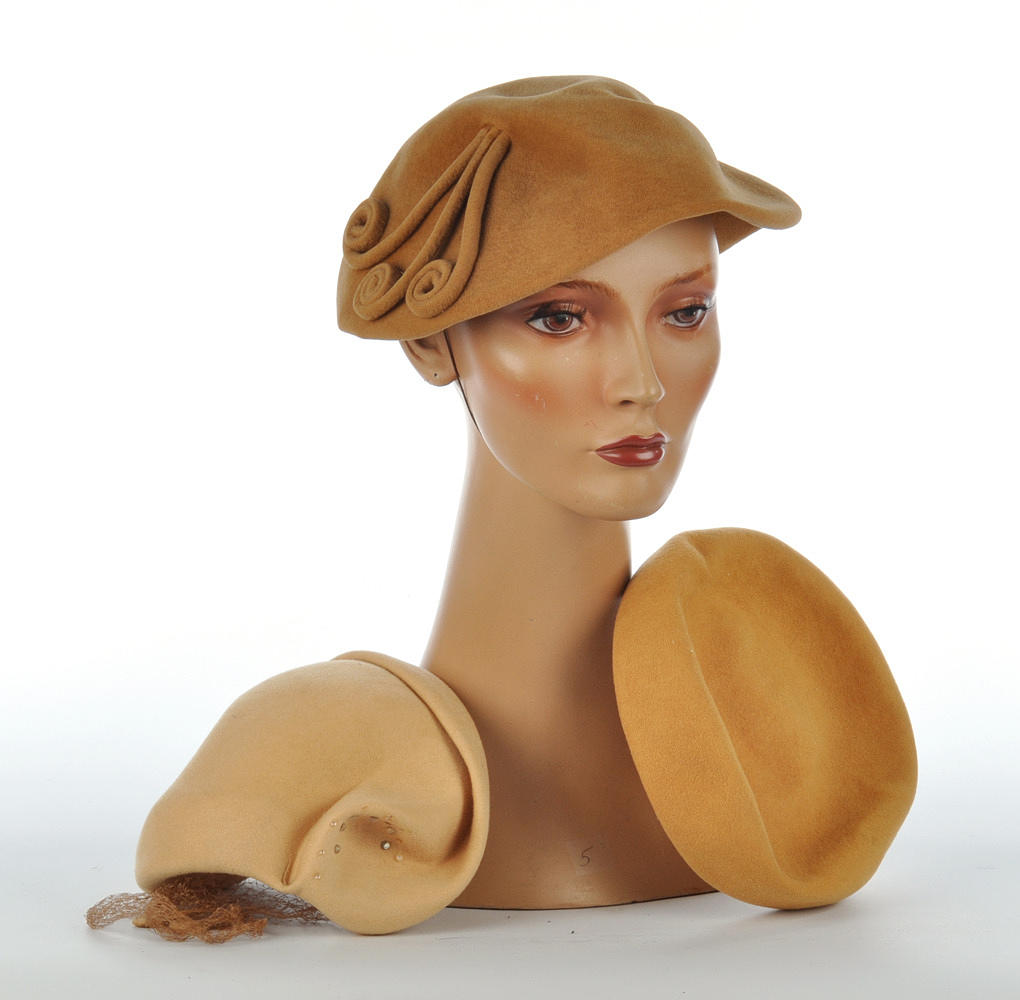 3 DAMENKAPPEN IN OCKERFARBEN. Parti tre mössor från 1980-talet.