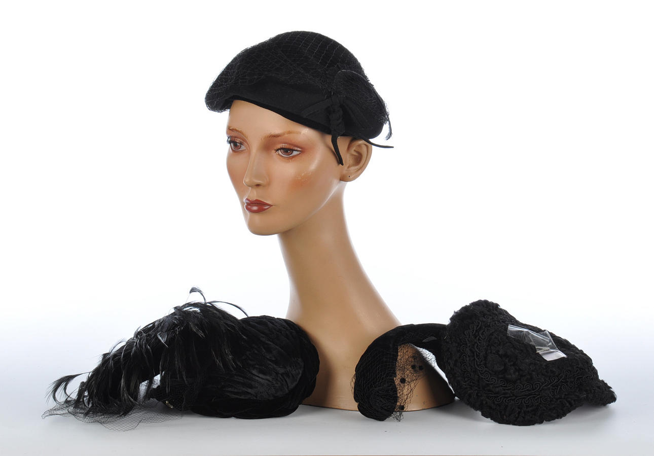 5 DAMENKAPPEN / DAMENHAUBEN. Mycket svart huvudbonader.