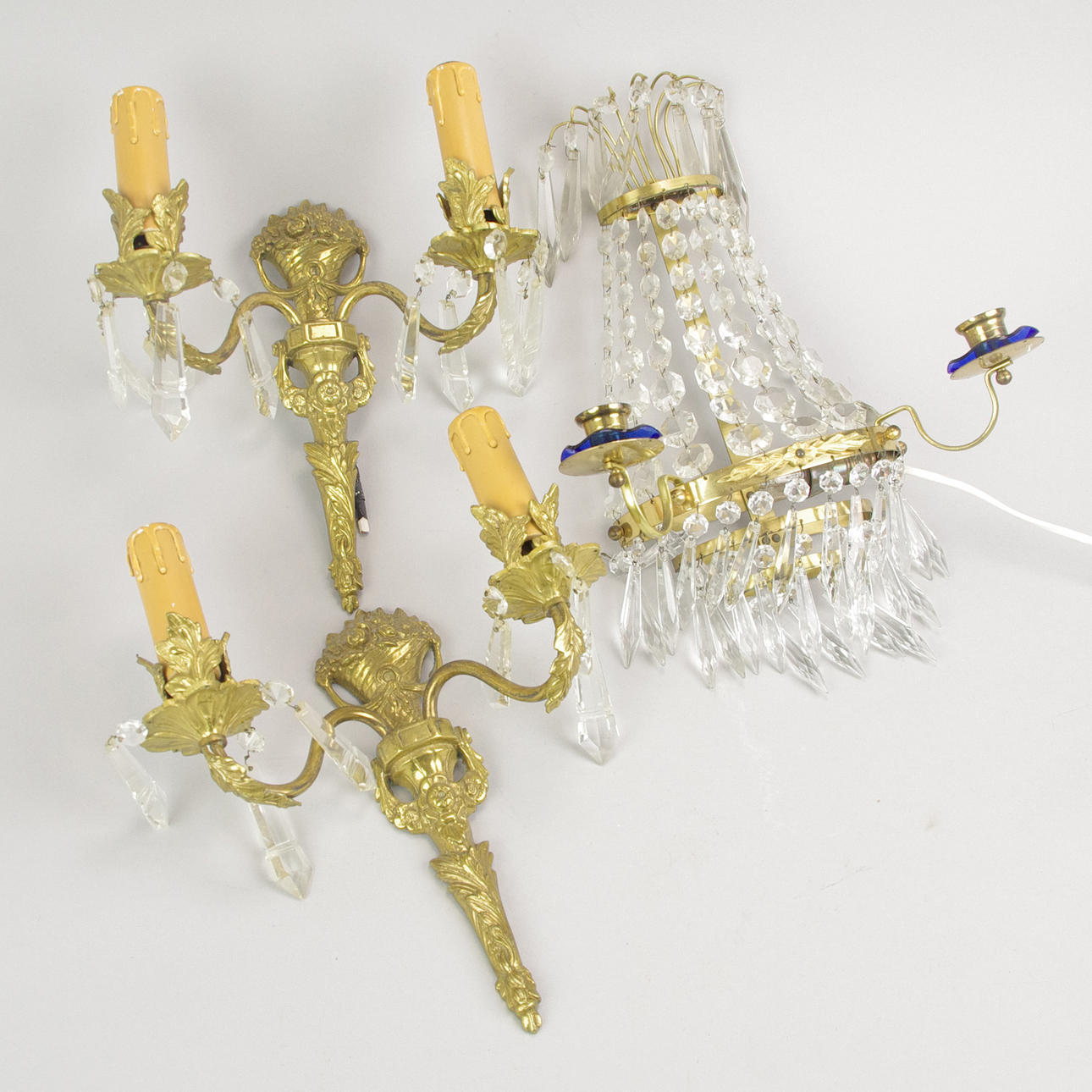 VÄGGLJUSSTAKAR, 3 stycken, mässing med prismor, 1900-tal.