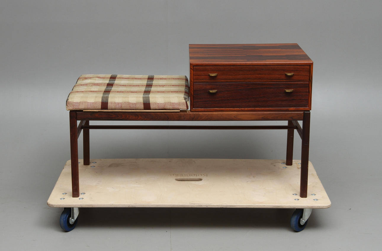 HALLMÖBEL, jakaranda, "Casino", Sven Engström och Gunnar Myrstrand för Tingströms, 1900-talets andra hälft.