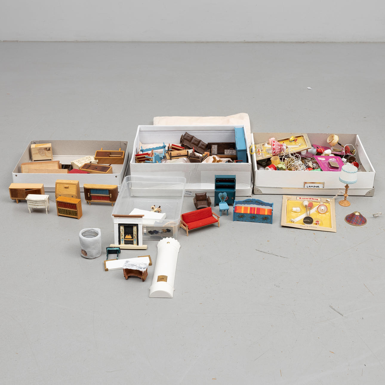 VARIOUS ACCESSORIES FOR DOLL HOUSES.
