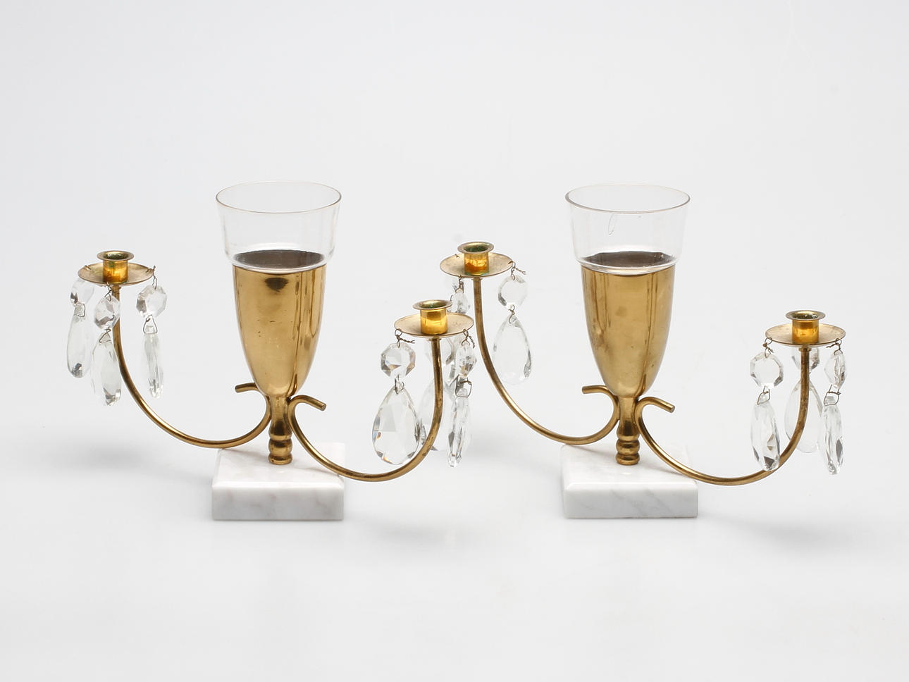 BORDSLYSTRAR MED VAS, ett par, 1900-tal.