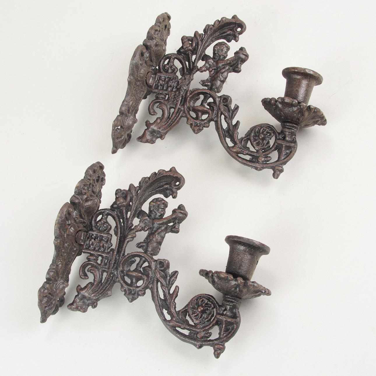 VÄGGLJUSSTAKAR, 1 par, gjutjärn, samtida.