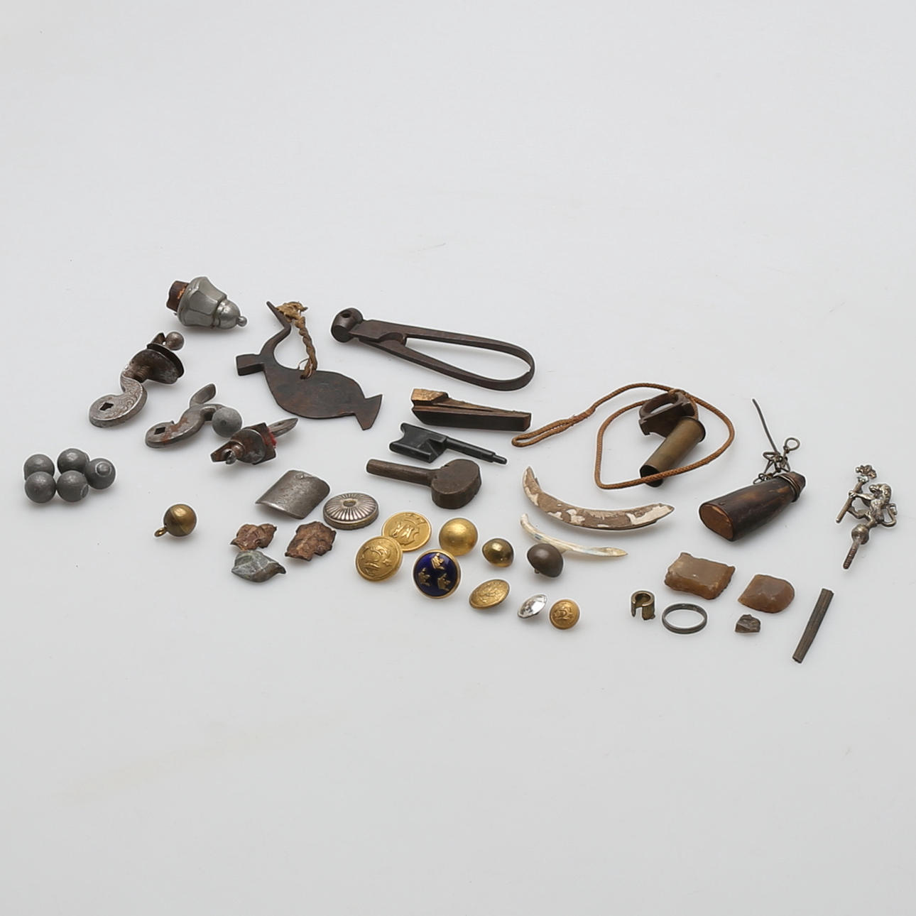 DIVERSE reservdelar m.m. för antika vapen.