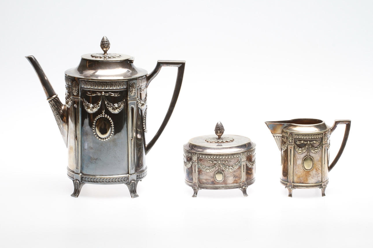 KAFFESERVIS, 3 delar, C.G. Hallberg. Nysilver, gustaviansk stil, 1900-tal.