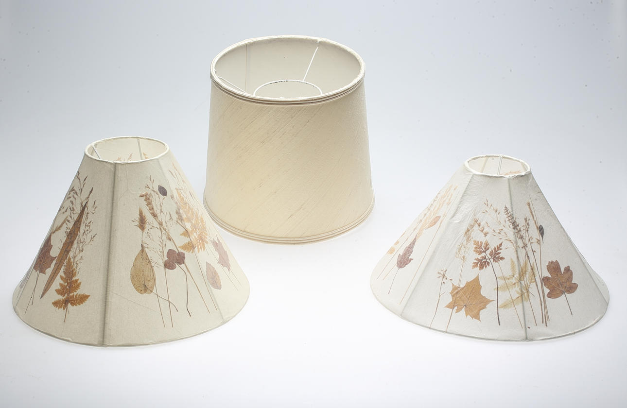 LAMPSKÄRMAR, 3 st, bl a till "Staken" av Carl Malmsten, 1900-talets senare hälft.