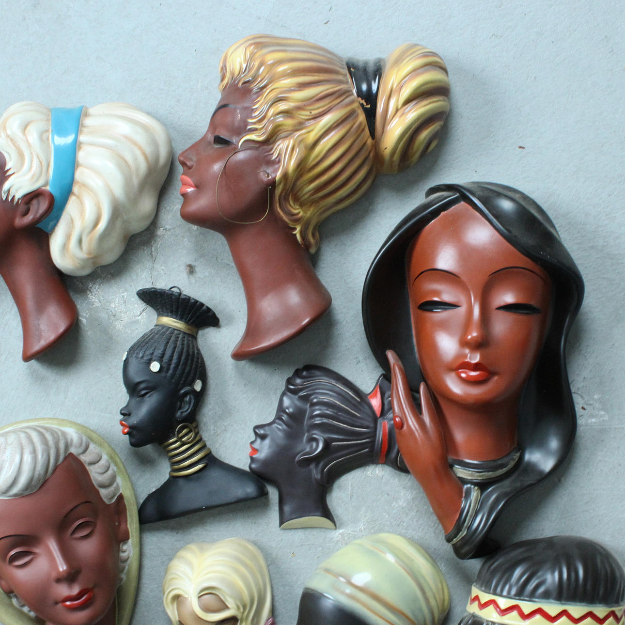 Large collection of wall masks, mostly Goldscheider Cortendorf