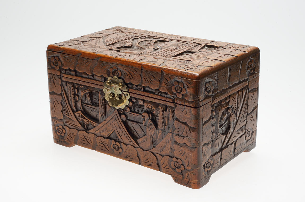 KAMFERSKRIN, snidat trä 1900-tal.