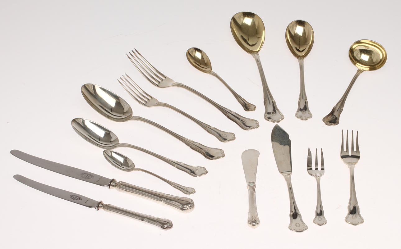 BESTICKSERVIS, silver, 136 delar, Carl Hoff, Helsingborg, 1920-tal. Total vikt (exkl knivar med rostfria blad) 5033 gram.