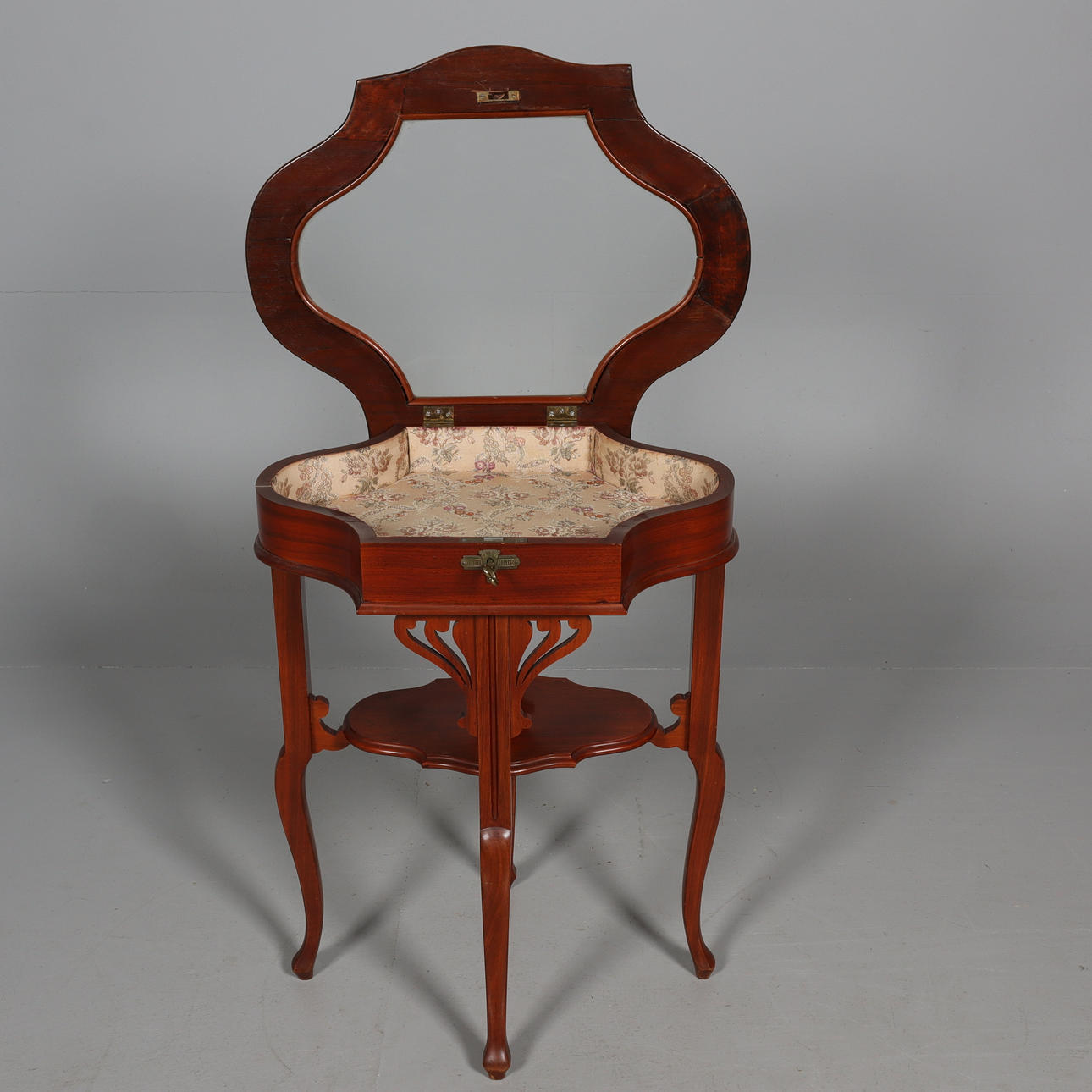 VITRINBORD med hylla, tidigt 1900-tal. Möbler - Bord - Auctionet