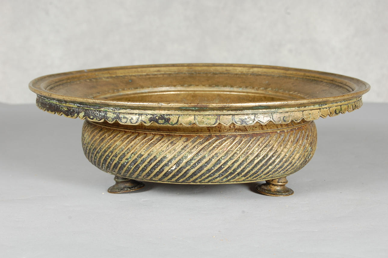 BRONSFAT, på tre fötter, 1500-tal.