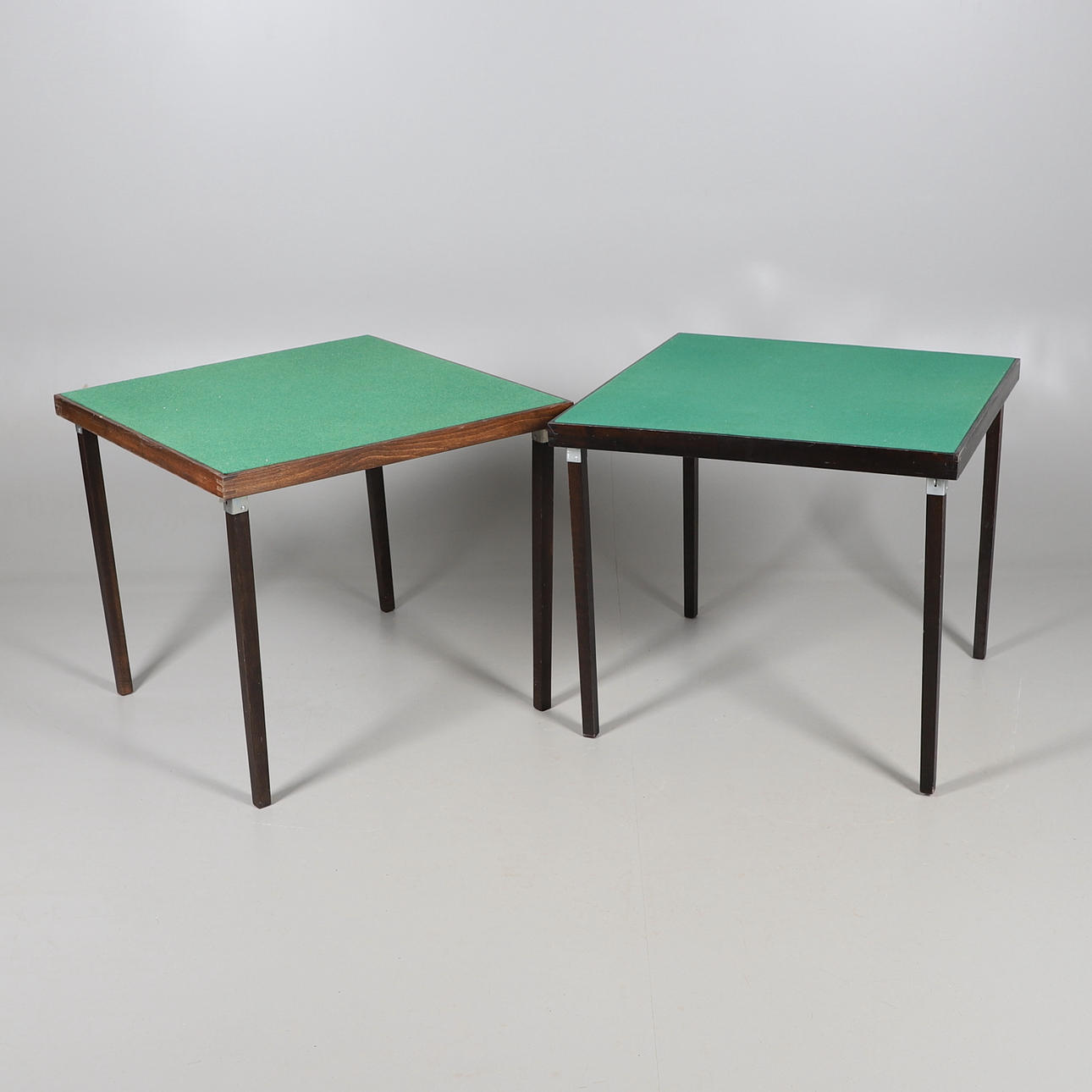 ZWEI KLAPPBARE BRÜCKENTISCHE.