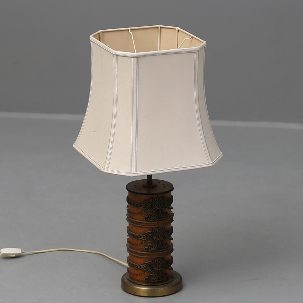 LAMPFOT av tapetvals, trä och mässing.