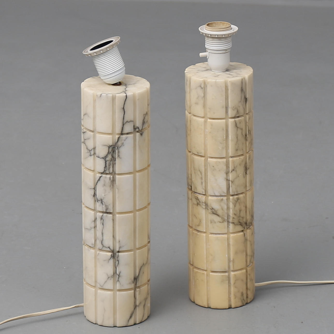 BORDSLAMPOR, ett par, marmor. Bergboms. 1900-talets andra hälft.