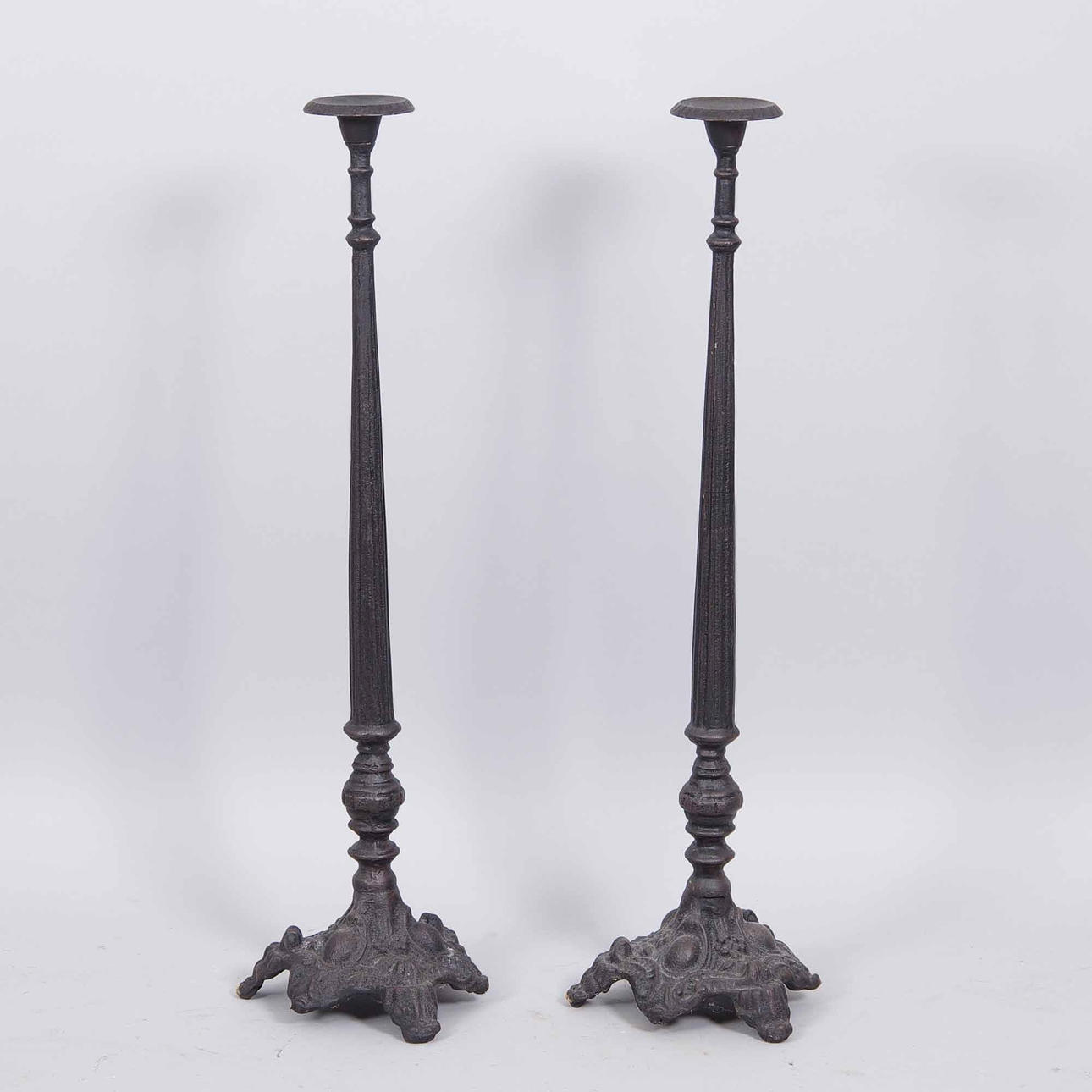 GOLVLJUSSTAKAR, 1 par, gjutjärn, samtida.