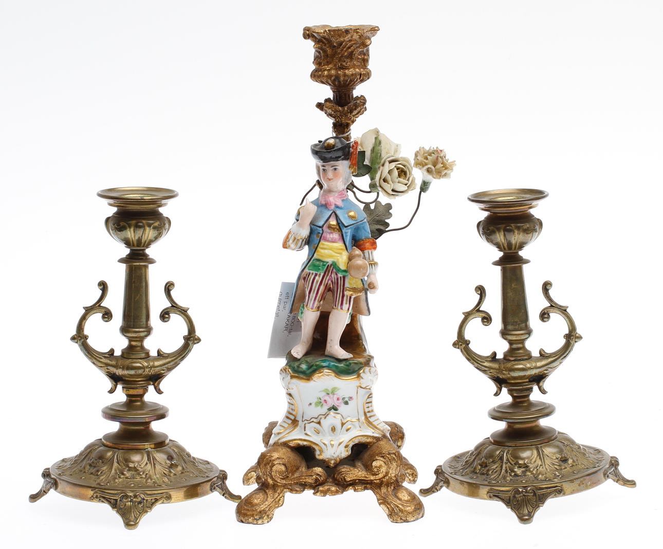 LJUSSTAKE, porslin och metall, 1800-tal, LJUSSTAKAR, ett par, gulmetall, 1800/1900-tal.